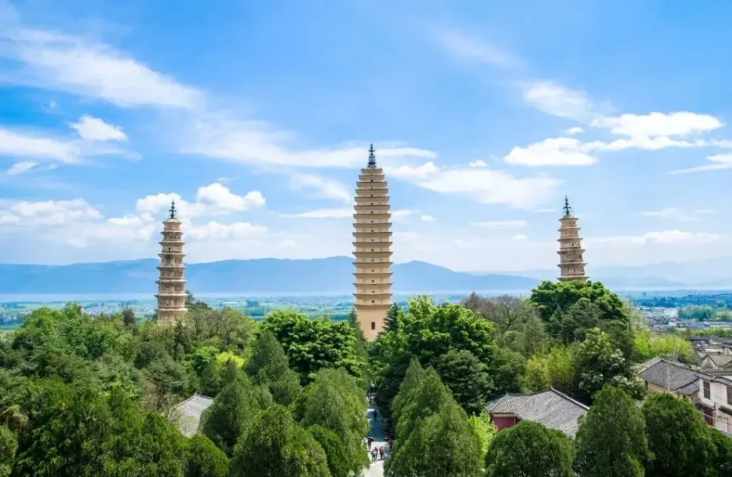 how long to spend in yunnan:The Three Pagodas of Chongsheng Temple in Dali, Yunnan