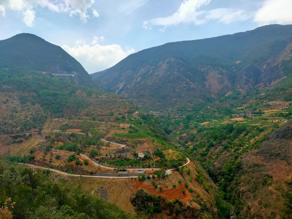Yunnan Jinshajiang Mountain Road with 18 bends