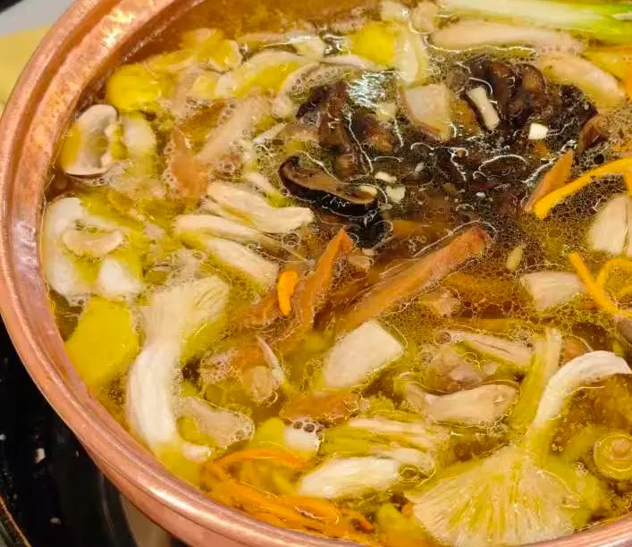 what to do in lijiang yunnan:Yunnan wild mushroom hot pot