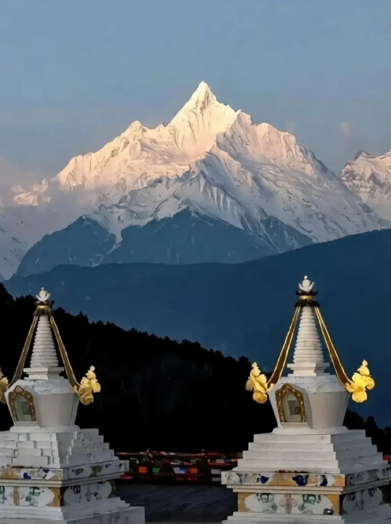 Viewing Meili Snow Mountain from the Feilai Temple viewing platform