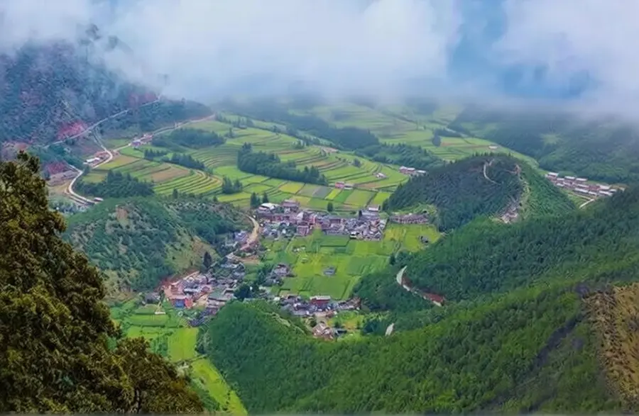 Yunnan Gemu Goddess Mountain