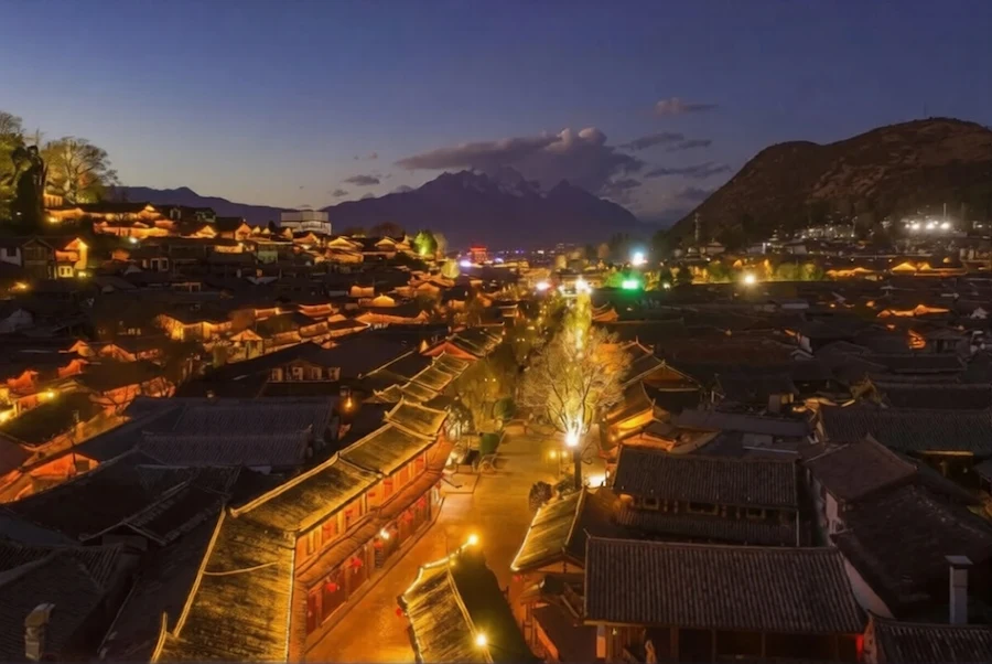 Night view of the ancient city of Lijiang, Yunnan