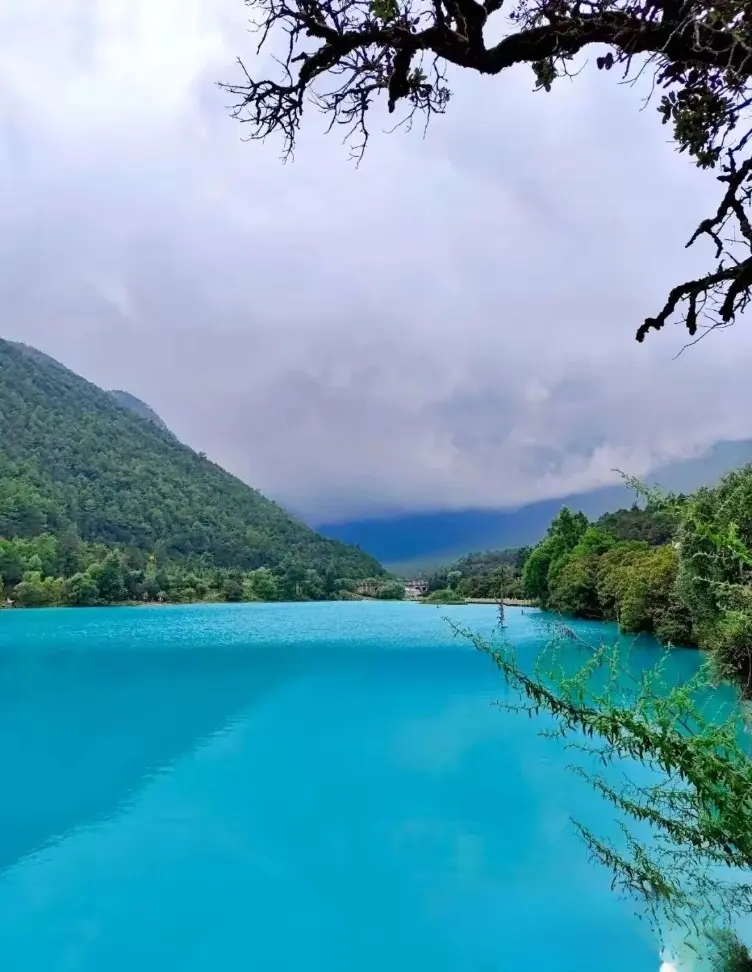 blue moon valley lijiang china:Stunning turquoise lake in Blue Moon Valley, Lijiang