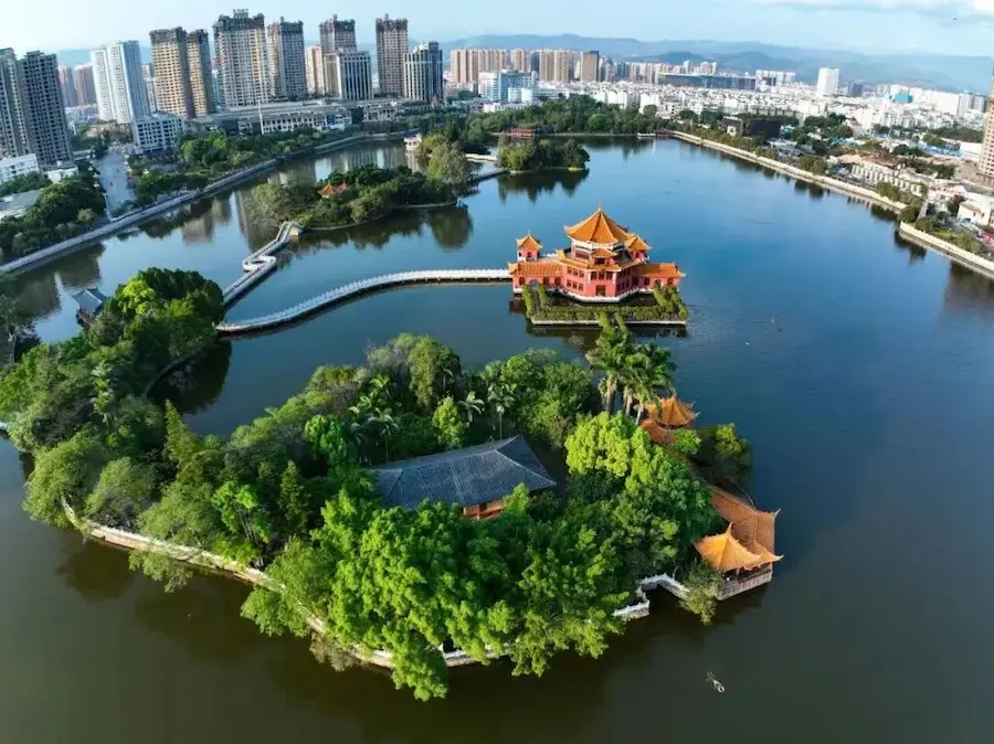Mengzi Nanhu Lake where crossing the bridge noodles originated
