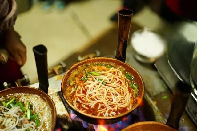 Yunnan small pot rice noodles xiaoguo mixian in copper pot